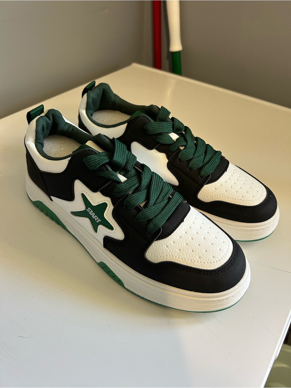 Men’s Size 10 Star Accent Fashion Sneakers
